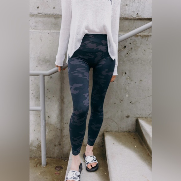 Spanx Look At Me Now Black Camo Leggings, NWT - Picture 9 of 14